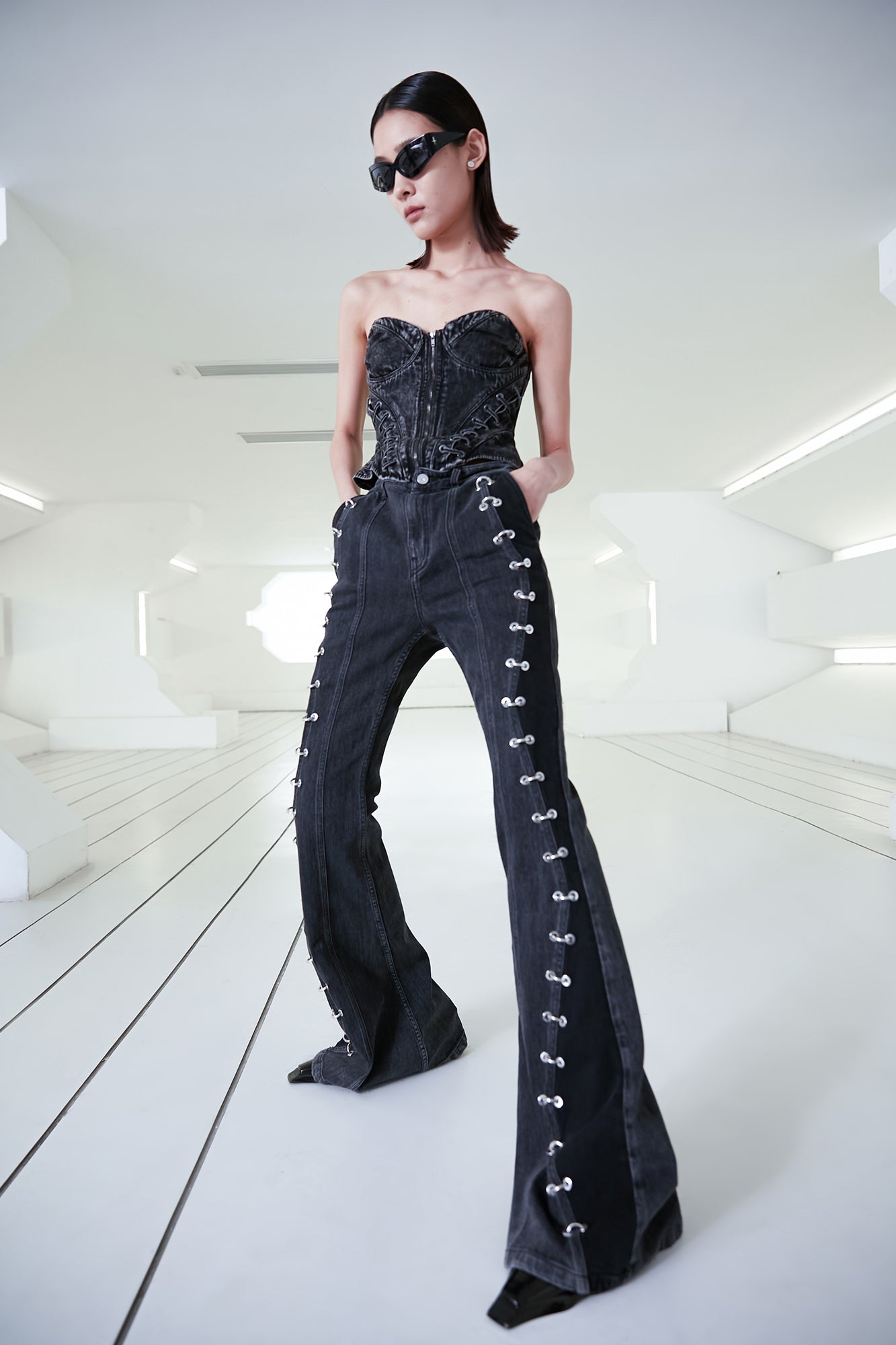 Metal ring decorative jeans